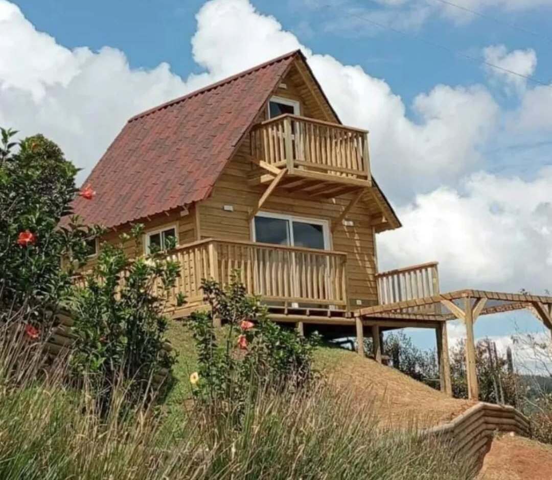 Cabaña en madera de dos niveles con balcón