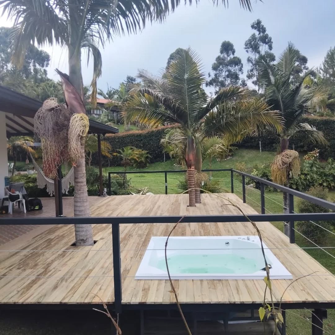 Deck en madera con jacuzzi empotrado
