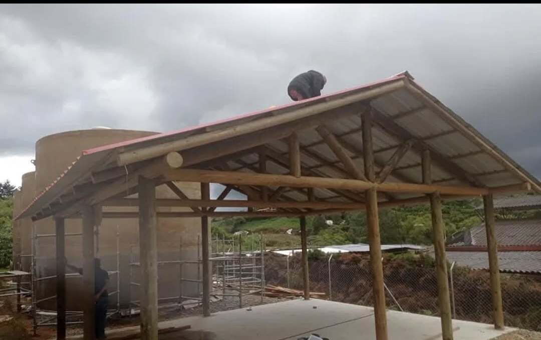 Kiosco en madera rolliza con cubierta a dos aguas