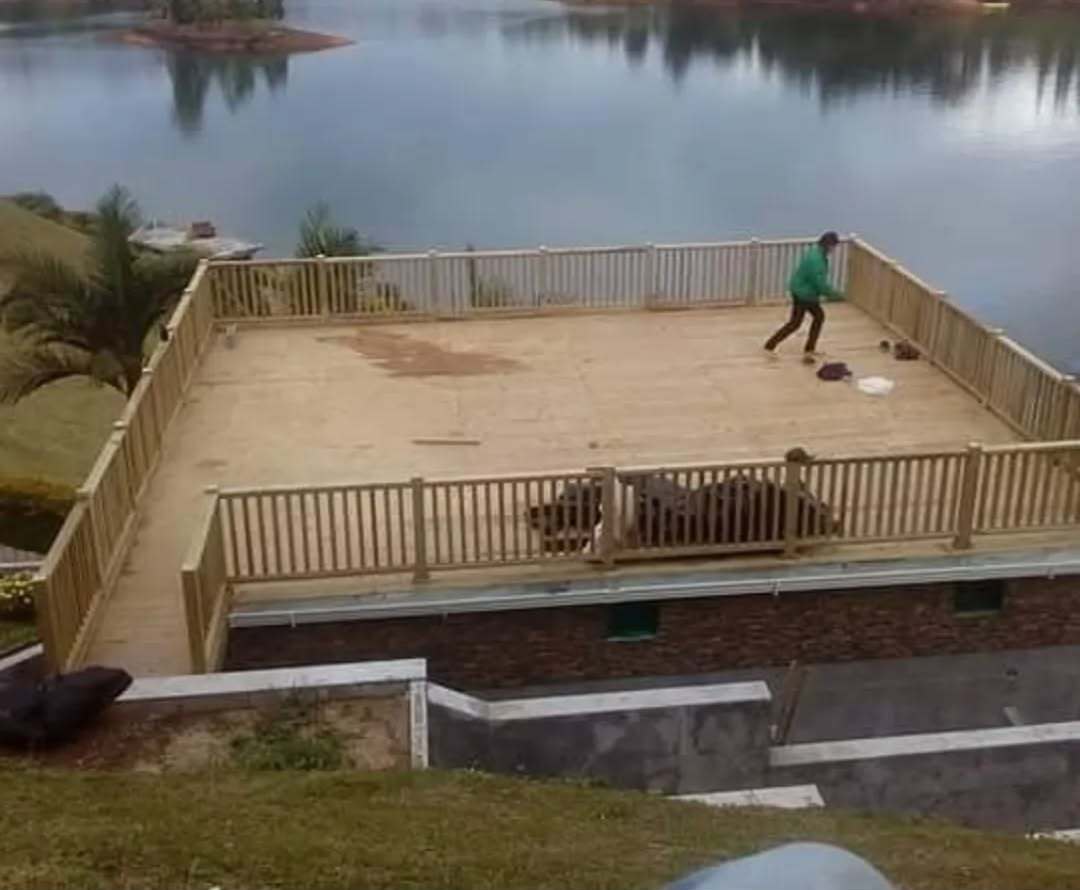 Deck con baranda en madera frente al lago