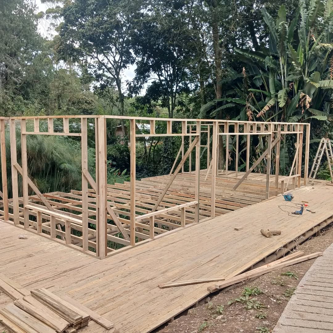 Estructura de cabaña en madera en construcción
