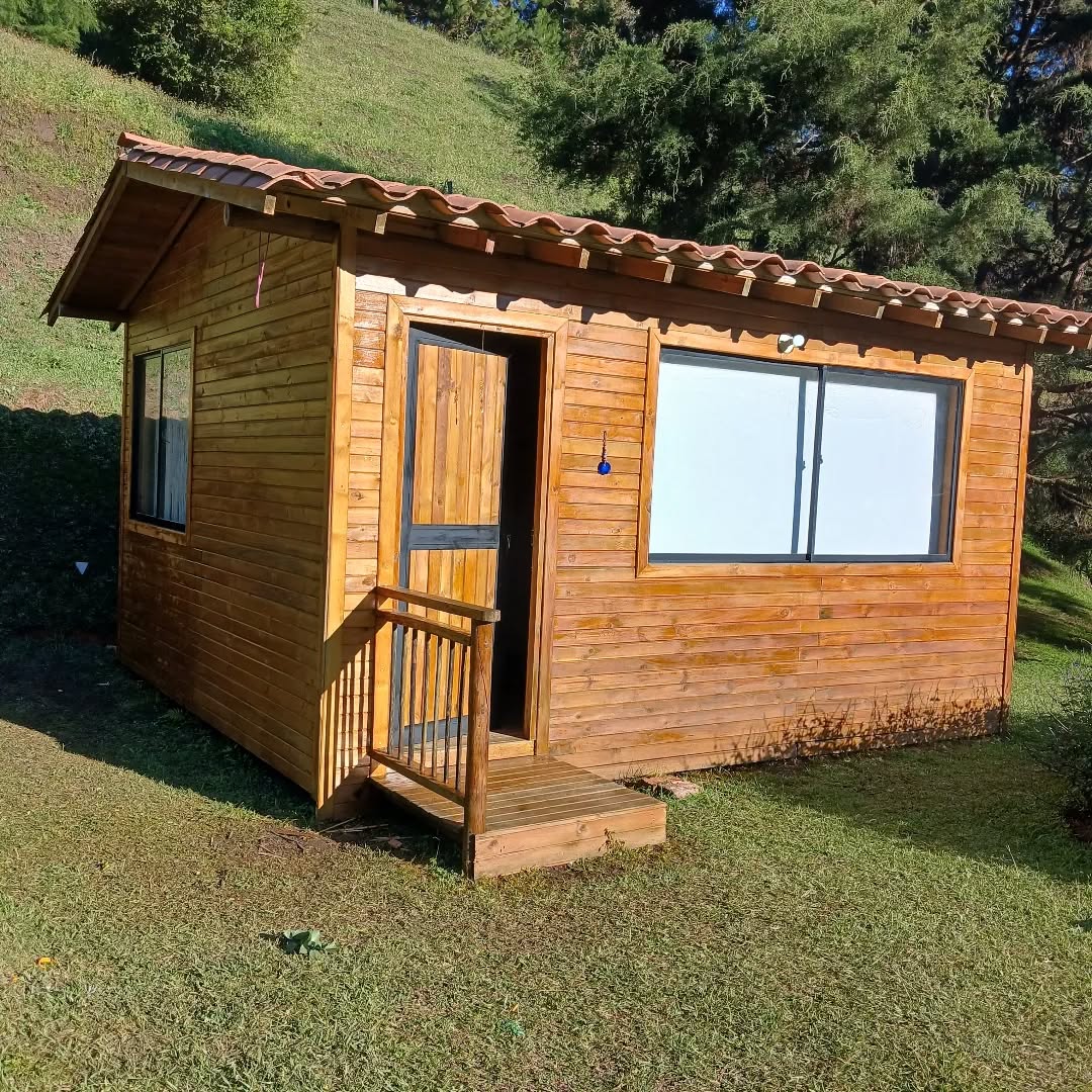 Cabaña pequeña en madera con teja de barro