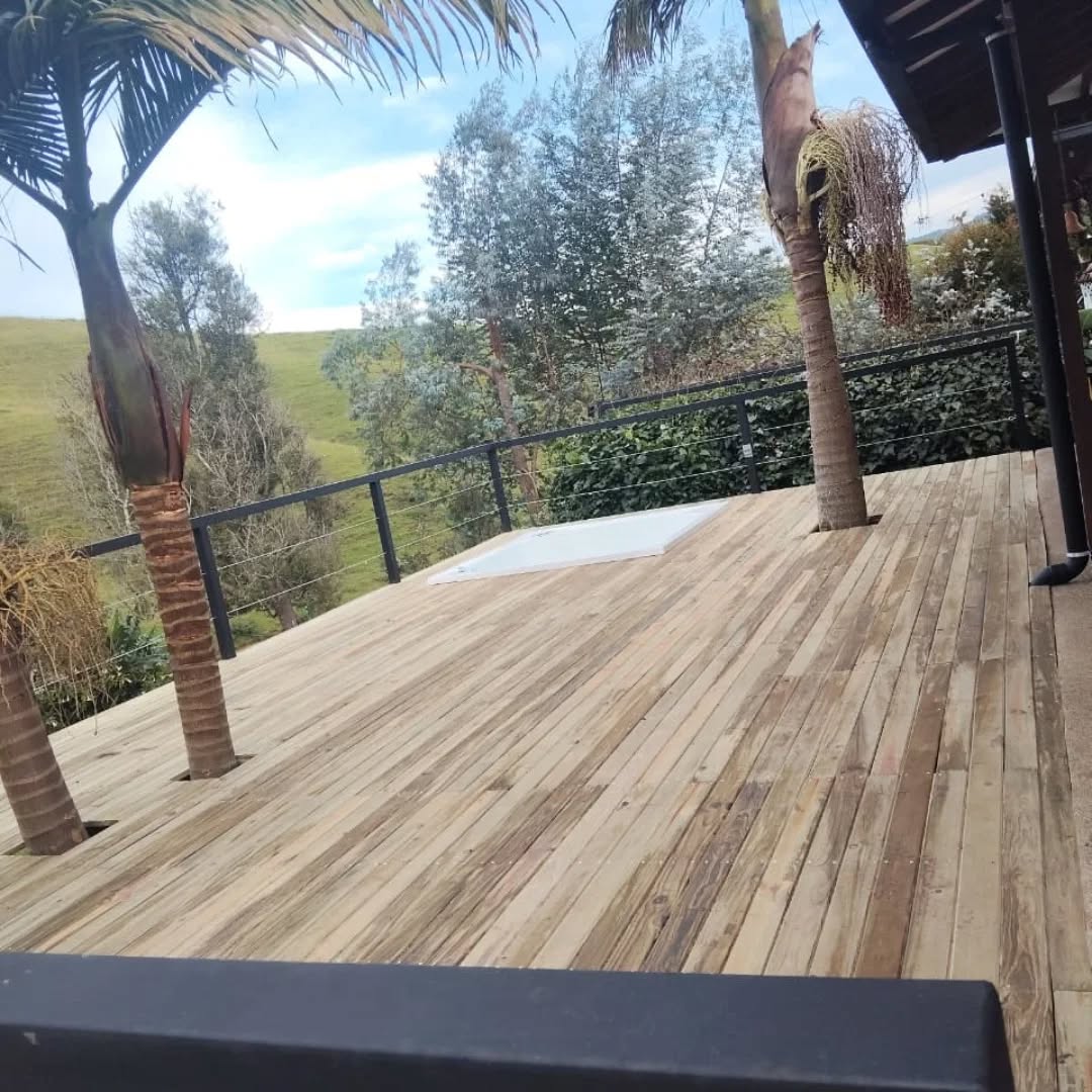 Deck amplio en madera inmunizada con vista al valle