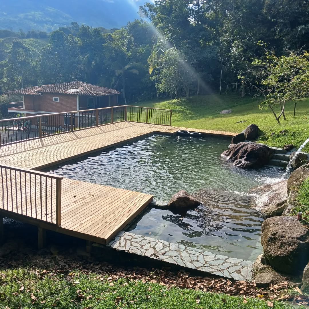 Deck en madera alrededor de piscina natural