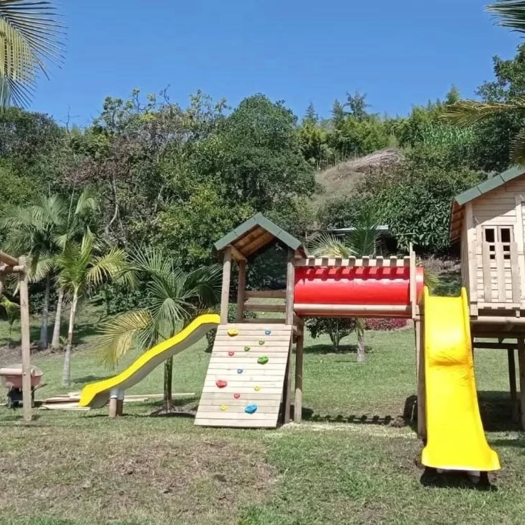 Parque infantil en madera con casitas y rodaderos