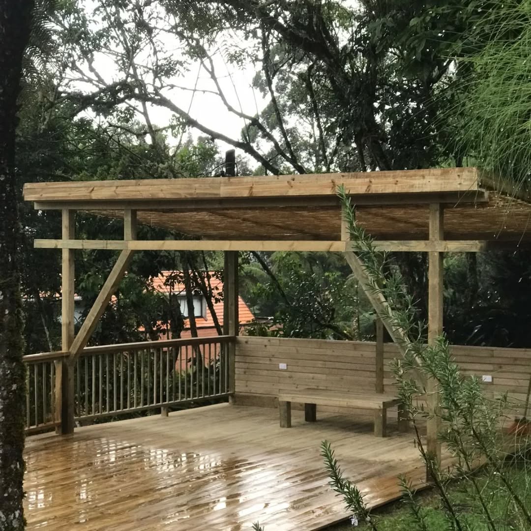 Kiosco en madera con deck y banca integrada